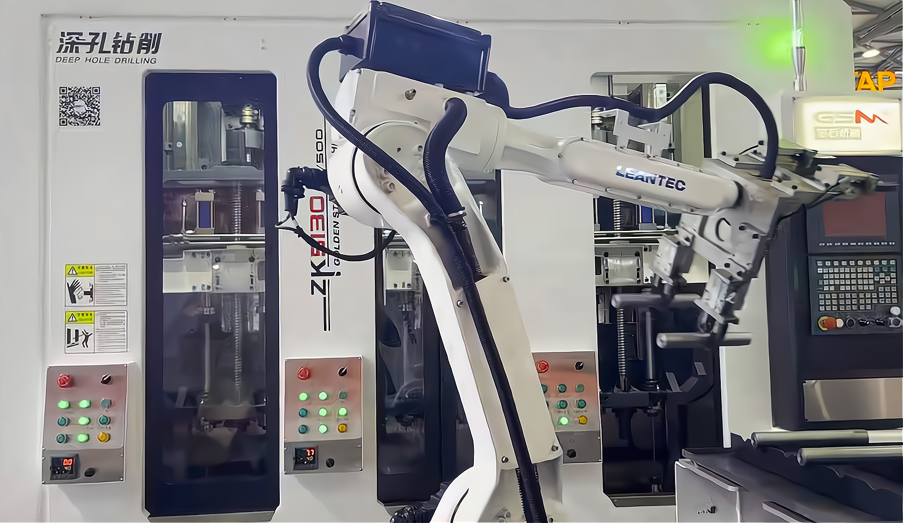ZK5120×6/500 倒立六軸深孔鉆床配置六軸機(jī)器人，加工新能源電機(jī)軸單機(jī)自動化